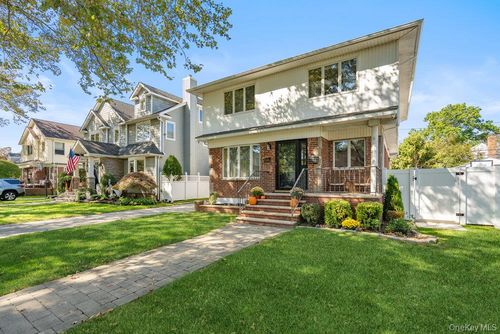 116 Sperry Blvd, New Hyde Park, NY, 11040-3818 | Card Image