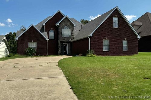 3821 Rolling Oaks Dr, Tulsa, OK, 74107-4872 | Card Image