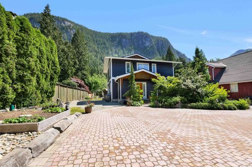 38558 Westway Ave, Squamish, BC, V8B0W4 | Card Image