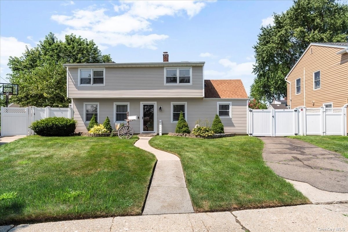 Swan Ln, Levittown, NY 11756