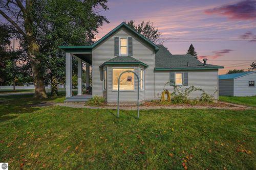 201 6th Ave, Tawas City, MI, 48763-9774 | Card Image