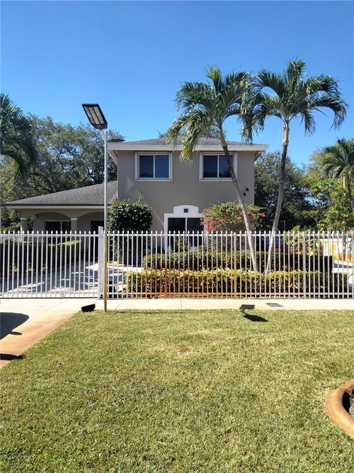 11 Ne 151st St, Miami, FL, 33162-4242 | Card Image