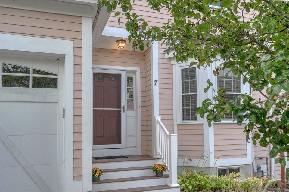 Tilton Ct, Walpole, MA 02081