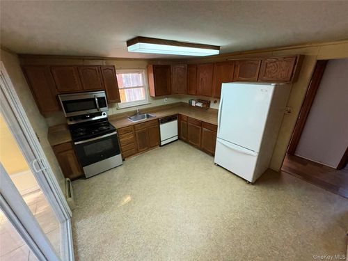 192 Woodland Dr, East Islip, NY, 11730-3214 | Card Image