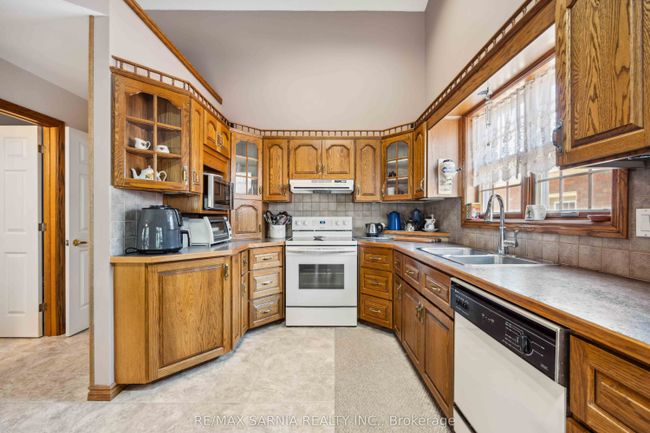 35 Frances Dr, House other with 6 bedrooms, 3 bathrooms and 4 parking in Forest ON | Image 12