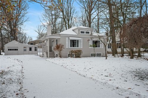 8 Shawondassee Dr, Timberlake, OH, 44095-1930 | Card Image