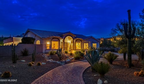 11515 N Flying Bird Dr, Oro Valley, AZ, 85737-1707 | Card Image