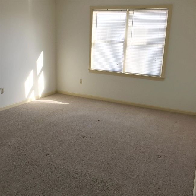 APT-302 - 7 Railroad Ave, Condo with 2 bedrooms, 1 bathrooms and null parking in Derry NH | Image 34