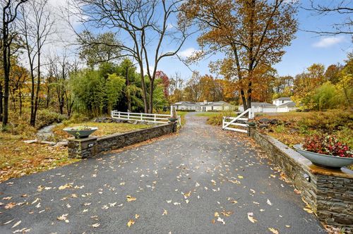 46 Roselawn Rd, Highland Mills, NY, 10930-3202 | Card Image