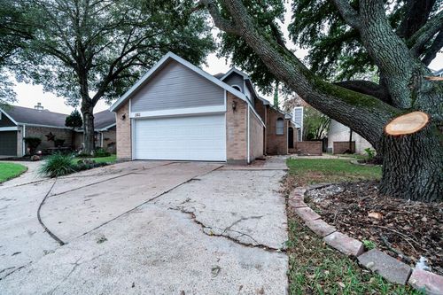 11611 Glenwolde Dr, Houston, TX, 77099-1911 | Card Image