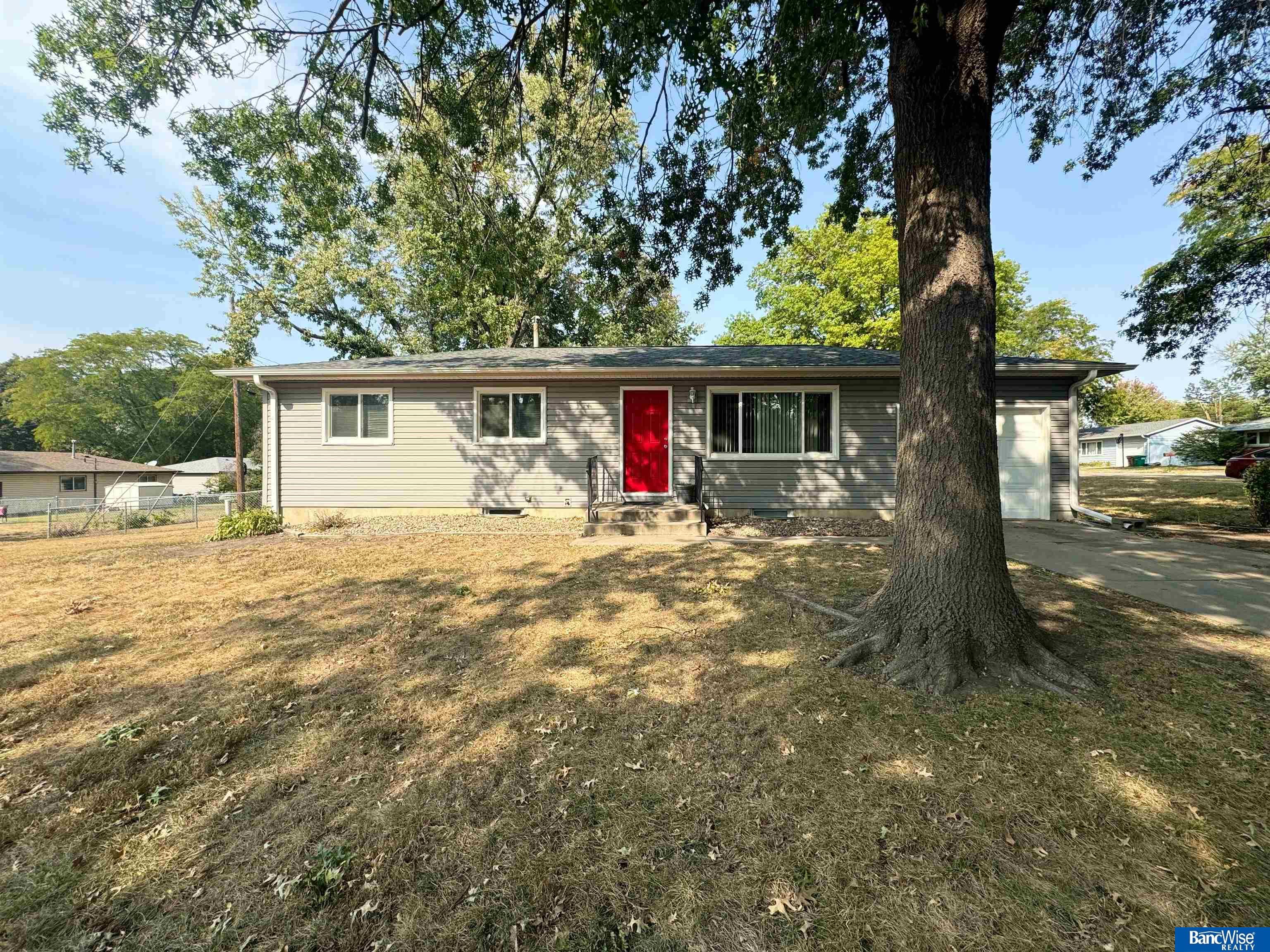 Maplewood Dr, Lincoln, NE 68510