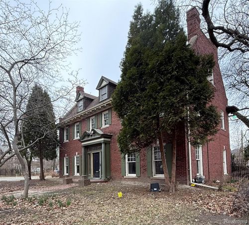 1818 Iroquois St, Detroit, MI, 48214-2748 | Card Image