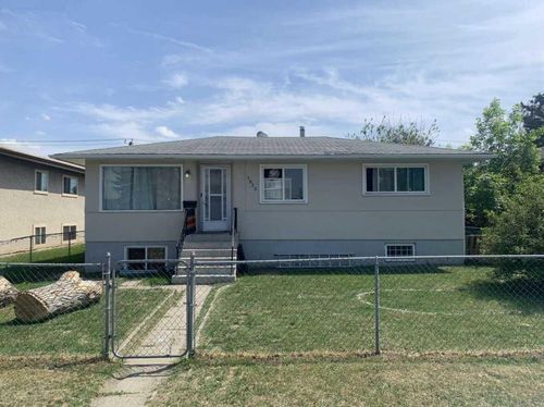1820 41 St Se, Calgary, AB, T2B1C3 | Card Image