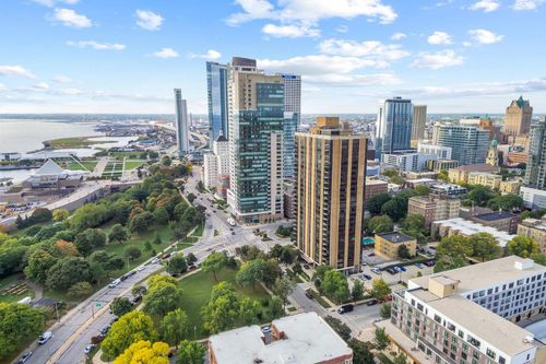 27062708-929 N Astor Street, Milwaukee, WI, 53202 | Card Image