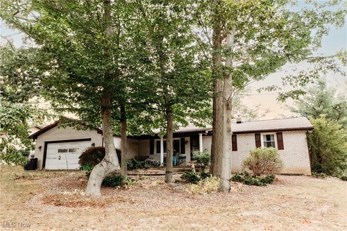 3951 Glenoak Dr Ne, Louisville, OH, 44641-8843 | Card Image