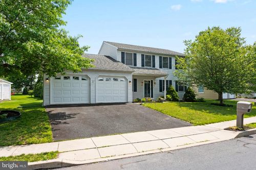 794 Hunter Dr, PENNSBURG, PA, 18073-1573 | Card Image