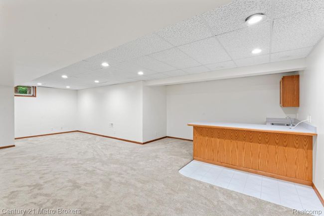 Basement with wet bar | Image 22