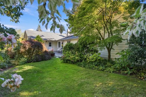 1061 Harlequin Rd, Qualicum Beach, BC, V9K1E2 | Card Image