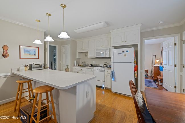 In Law Suite Kitchen with Peninsula | Image 27