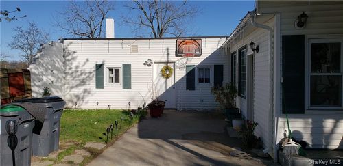 9 Fair Ave, Middletown, NY, 10940-2405 | Card Image