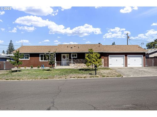 2462 W Jay Ave, Roseburg, OR, 97471-2631 | Card Image