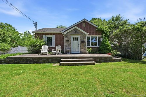 17 Pauchogue Ave, East Islip, NY, 11730-2524 | Card Image