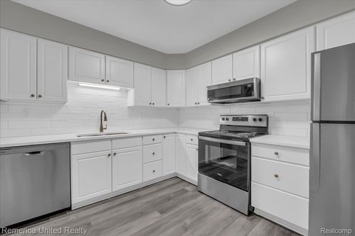 19201 Surrey Ln, Northville, MI, 48167-3139 | Card Image