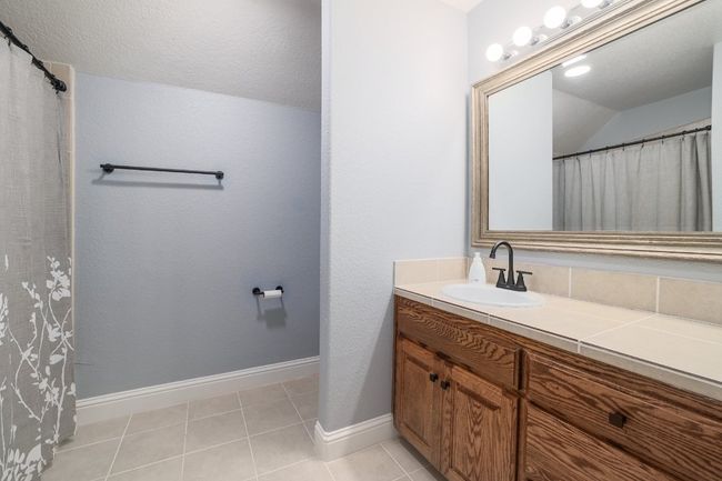 Upstairs just outside bedroom #4. | Image 29