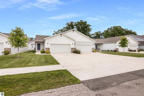 859 Carson St, Traverse City, MI, 49686-4724 | Card Image