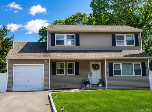 32 Morris Ave, Patchogue, NY, 11772-1418 | Card Image