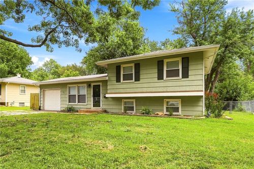 621 Nw Fair Ln, Lee's Summit, MO, 64063-1808 | Card Image