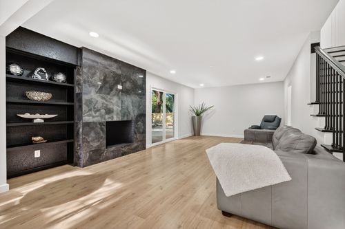 425 Ten Mile Dr, DeSoto, TX, 75115-3805 | Card Image