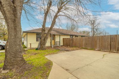 402 W Converse Street, House other with 3 bedrooms, 4 bathrooms and 4 parking in Weimar TX | Image 3