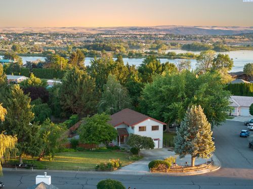 3011 Lindemein Ct, Pasco, WA, 99301-6525 | Card Image