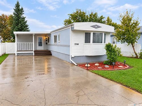 1746 Coteau Ave, House with 3 bedrooms, 2 bathrooms and 4 parking in Weyburn SK | Card Image