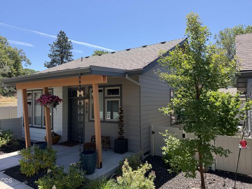 424 Nandina St, Ashland, OR, 97520-9565 | Card Image
