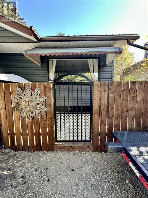 4211 45 St, Ponoka, AB, T4J1B7 | Card Image