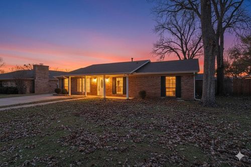 2134 Wellington Dr, Grand Prairie, TX, 75051-3743 | Card Image