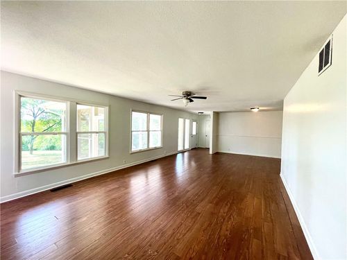 601 S Parrott Dr, Huntsville, AR, 72740-9157 | Card Image