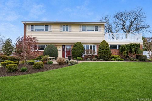 22 Willa Way, Oyster Bay, NY, 11758 | Card Image