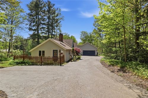 8977 Cedar Rd, Chesterland, OH, 44026-3574 | Card Image