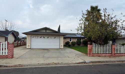 807 Olds Ave, Livingston, CA, 95334-1832 | Card Image