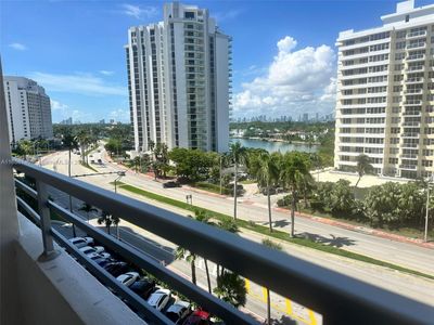 8Z - 5555 Collins Ave, Condo with 2 bedrooms, 2 bathrooms and null parking in Miami Beach FL | Image 2