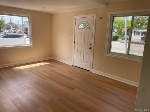 301 Jackson, Oyster Bay, NY, 11791 | Card Image