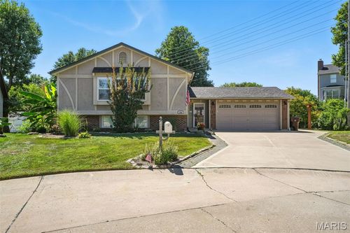 946 Carriage Hill Dr, Saint Peters, MO, 63304-8538 | Card Image