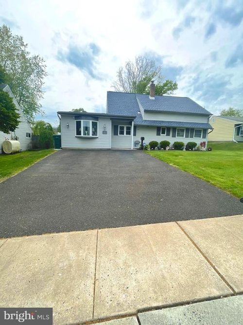 17 Heather Ln, LEVITTOWN, PA, 19055-1307 | Card Image