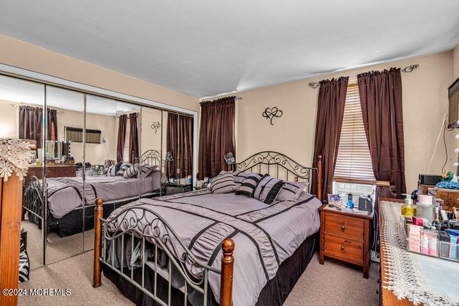 662 Avenue E, Home with 5 bedrooms, 3 bathrooms and null parking in Bayonne NJ | Image 11
