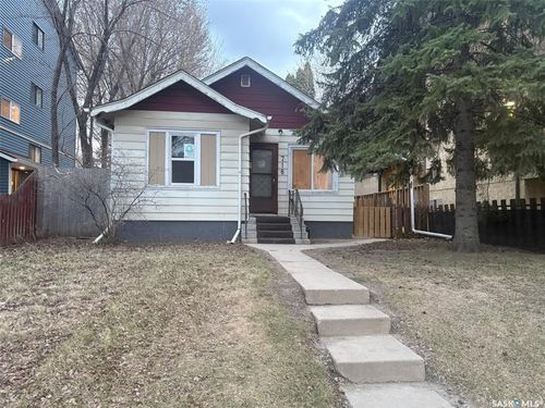 718 8th St E, Saskatoon, SK, S7H0R3 | Card Image
