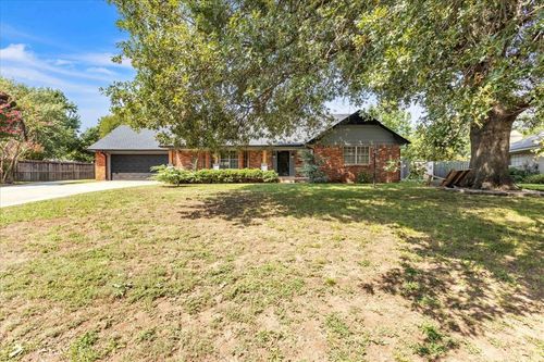 911 Mockingbird Ln, Norman, OK, 73071-4833 | Card Image