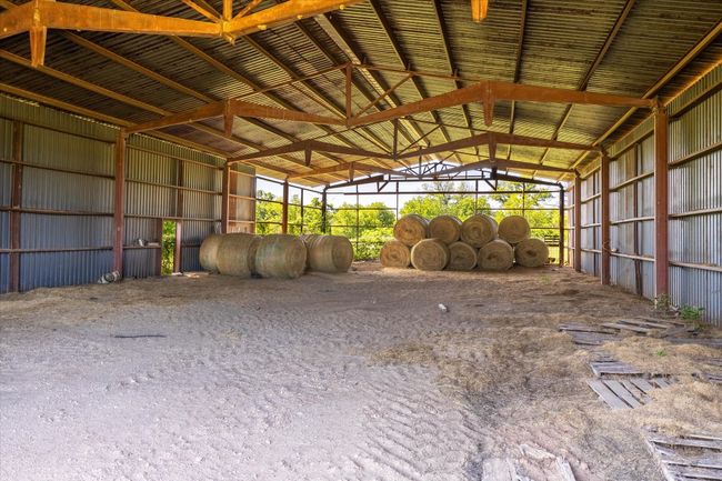 Inside the barn | Image 11
